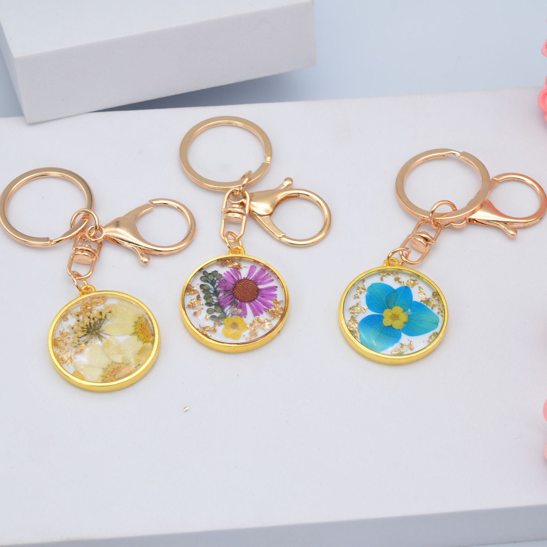 Wholesale Resin Epoxy Daisy Flower Keychain